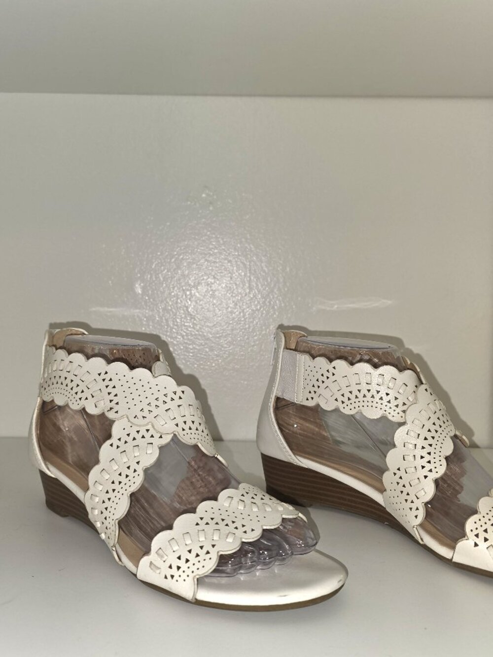 XOXO Womens Amarissa Scalloped White Woven Sandals w/zip back. Size 6 Wide